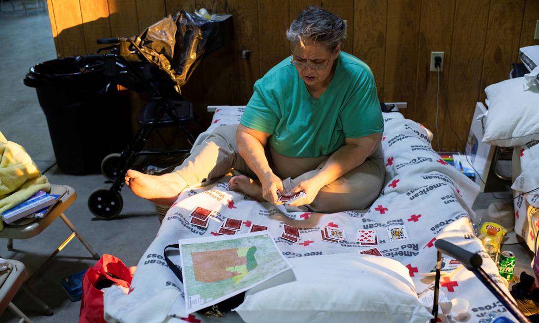 Em Klamath Falls, no Oregon, moradores foram levados para abrigos da Cruz Vermelha Foto: MATHIEU LEWIS-ROLLAND / REUTERS