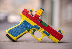 Pistola que parece construída com blocos de Lego foi fabricada para ?destacar o puro prazer dos esportes de tiro?, segundo a Culper Precision Foto: Reprodução/Instagram