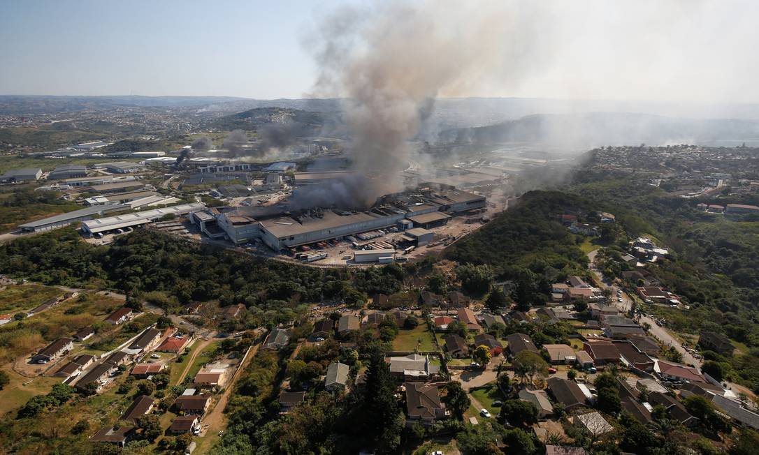 Incêndio de grandes proporções em armazém na cidade portuária de Durban, na África do Sul Foto: ROGAN WARD / REUTERS