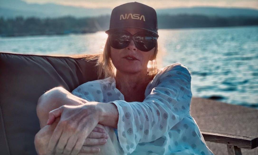 Kim Cattrall, que interpretava 'Samantha Jones' em 'Sex and the City', relaxa à beira mar Foto: Reprodução/Instagram