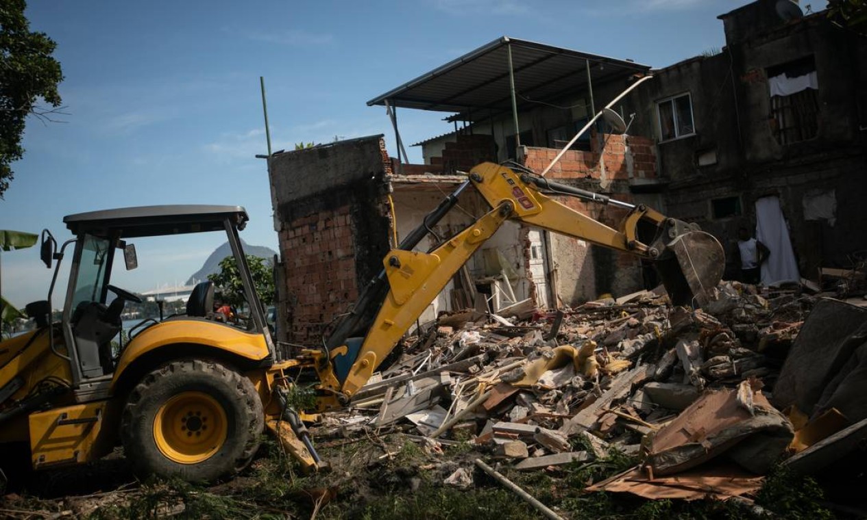 Retroescavadeira derruba casas no complexo lagunar da baixada de Jacarepaguá, na Zona Oeste da cidade Foto: Brenno Carvalho / Agência O Globo