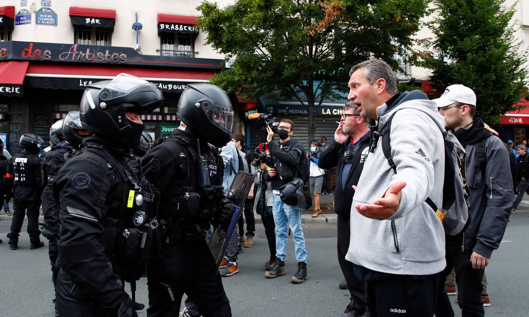 Manifestante contrário a passaporte de saúde discute com policiais em meio a protesto nas ruas de Paris Foto: GONZALO FUENTES / REUTERS