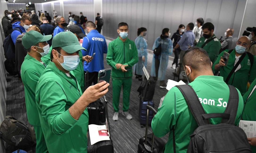 Membros da delegação da Arábia Saudita desembarcam no aeroporto de Narita, em Chiba Foto: KAZUHIRO NOGI / AFP