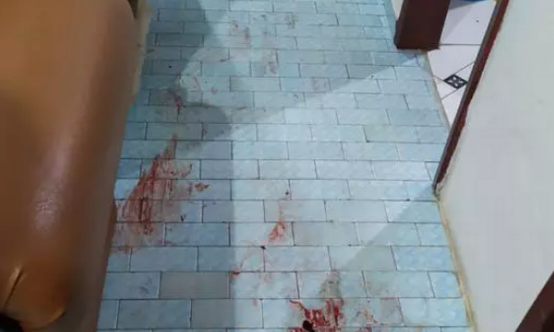 Quando vítima acordou após ataque, viu manchas de sangue no chão de casa, em Itaguara (MG) Foto: Polícia Militar de Minas Gerais