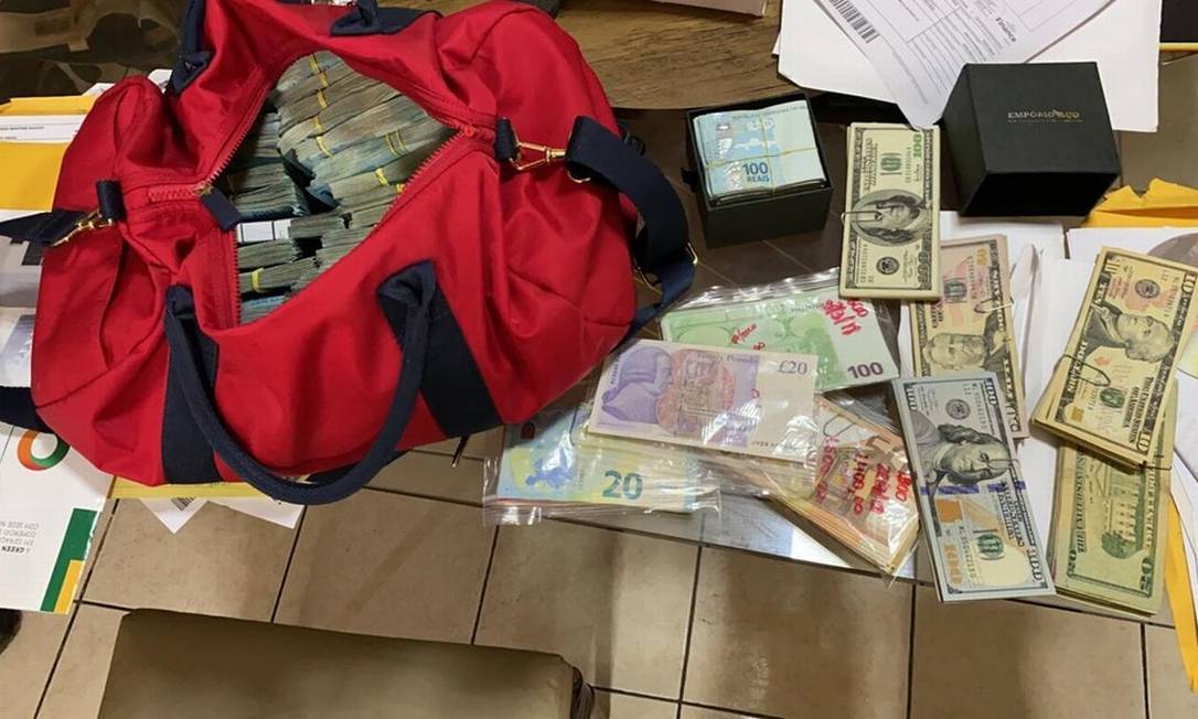 Dinheiro apreendido na casa do delegado da Polícia Federal bolsonarista Everaldo Eguchi (Patriota) Foto: Divulgação