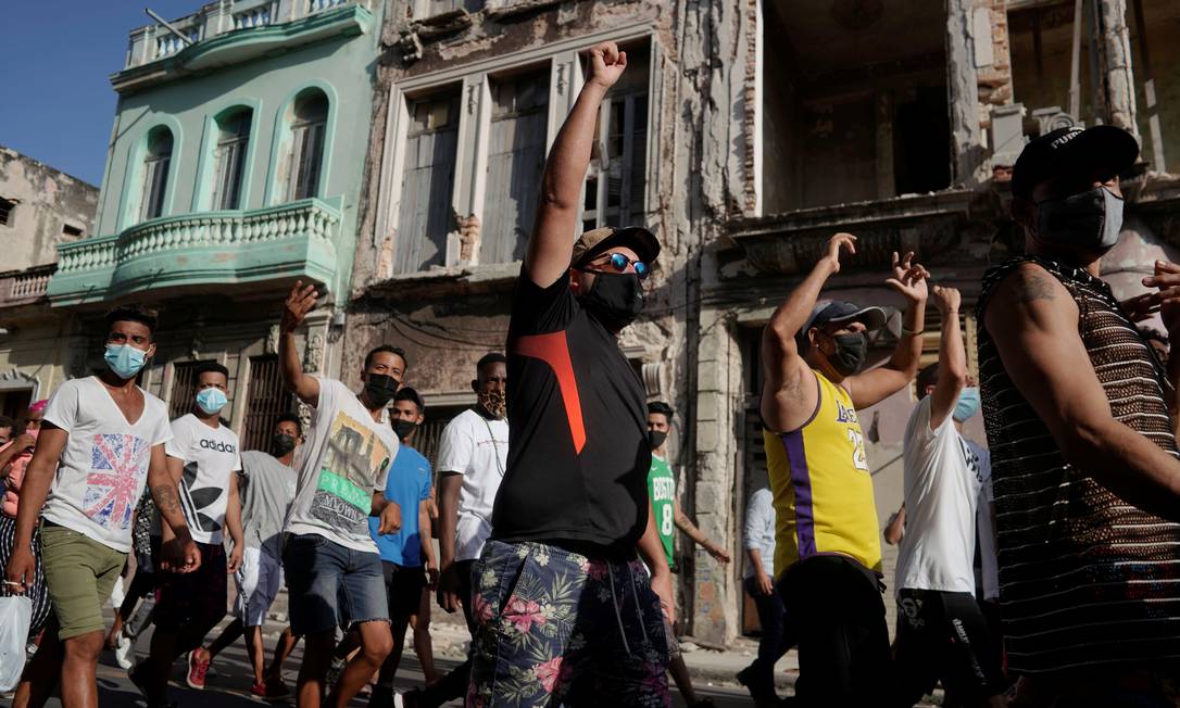 Manifestantes protestam em Havana, no domingo Foto: ALEXANDRE MENEGHINI / REUTERS