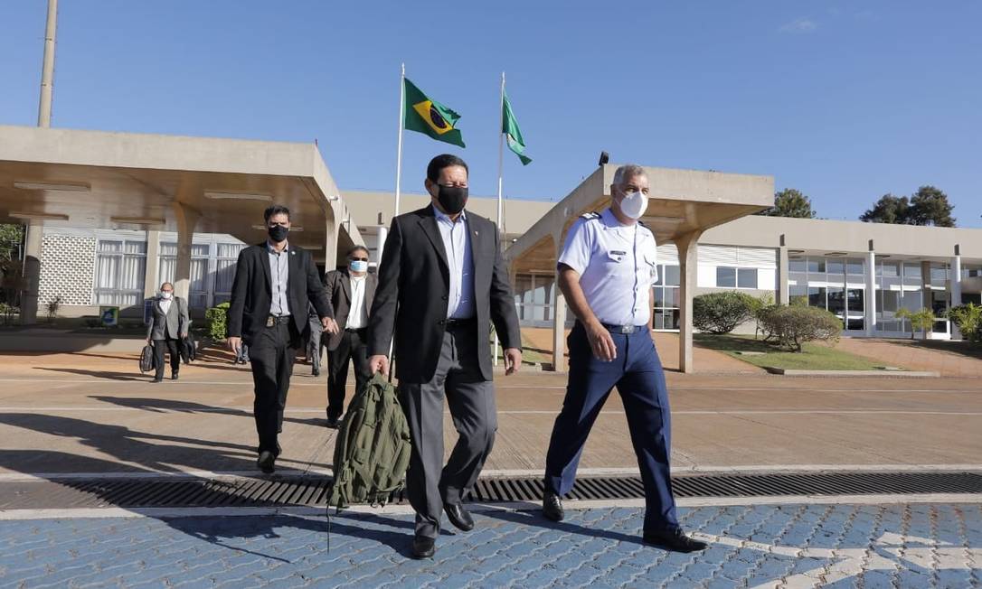 Apesar de internação de Bolsonaro, Mourão embarca em viagem ao exterior -  Jornal O Globo