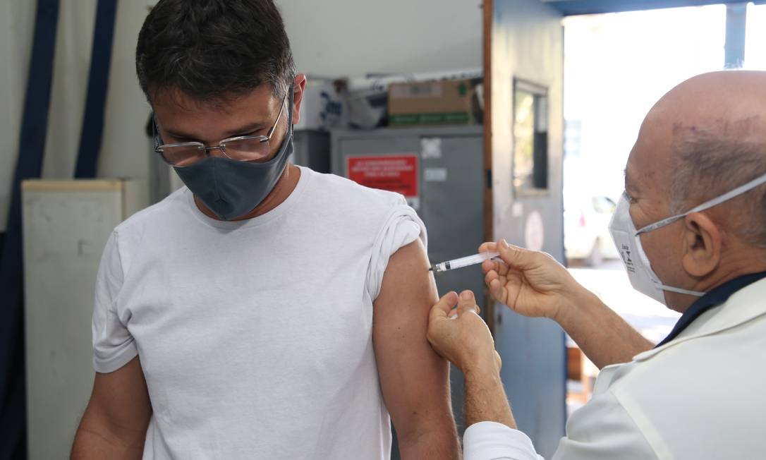
Homem recebe a vacina na policlínica de São Lourenço, no Centro de Niterói
Foto:
Divulgação
/
Douglas Macedo
