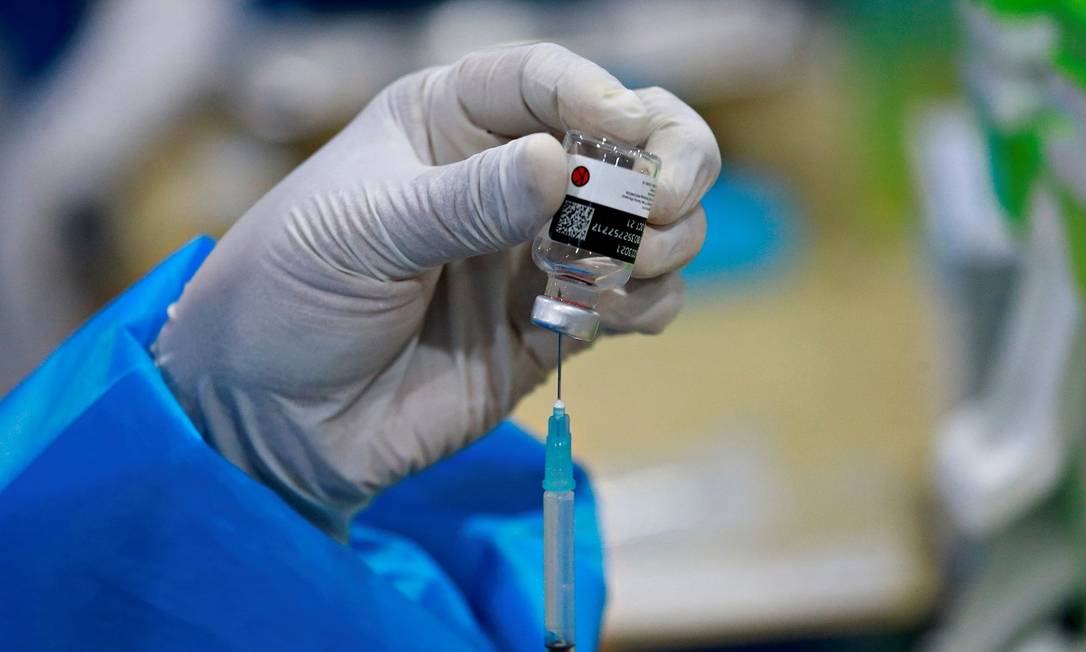 Una enfermera prepara la dosis de la vacuna de Sinovak, un laboratorio chino llamado Coronavac en Brasil, en el Aeropuerto Internacional Sokarno-Hatta en Indonesia Foto: Ajeng Dinar Ulfiana / Reuters