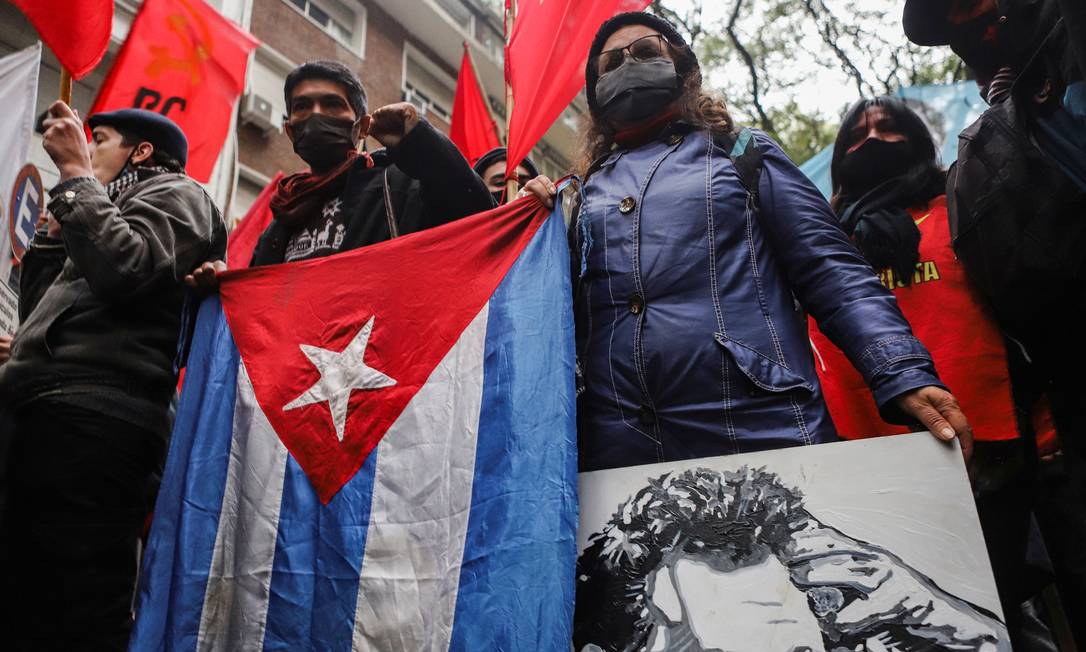 Apoiadores do governo cubano se manifestam em Buenos Aires, Argentina Foto: MATIAS BAGLIETTO / REUTERS
