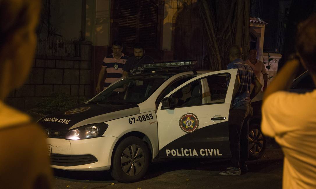 Viatura da Polícia Civil em frente à local onde ocorreu homicídio Foto: Marcos Nunes / Agência O Globo (08/01/2017)