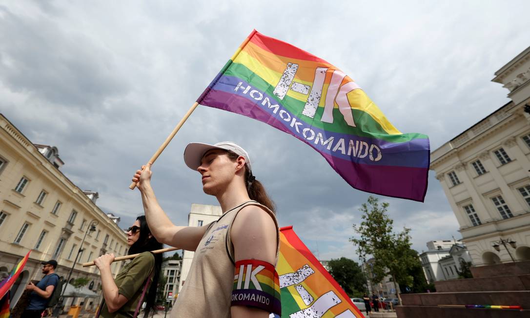 Manifestantes participam de protesto em apoio à comunidade LGBTQIAP+ em Varsóvia, Polônia Foto: KUBA ATYS / Agencja Gazeta via REUTERS/26-06-2021
