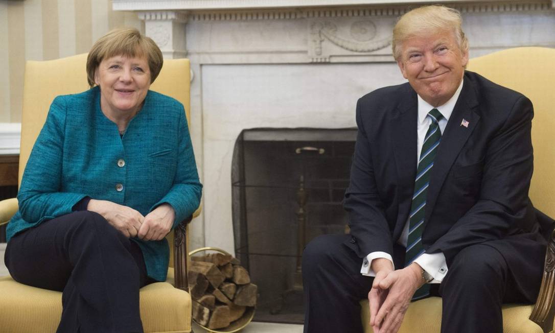 Donald Trump e Angela Merkel, durante visita da chanceler alemã à Casa Branca em 2017 Foto: SAUL LOEB / AFP/17-3-17