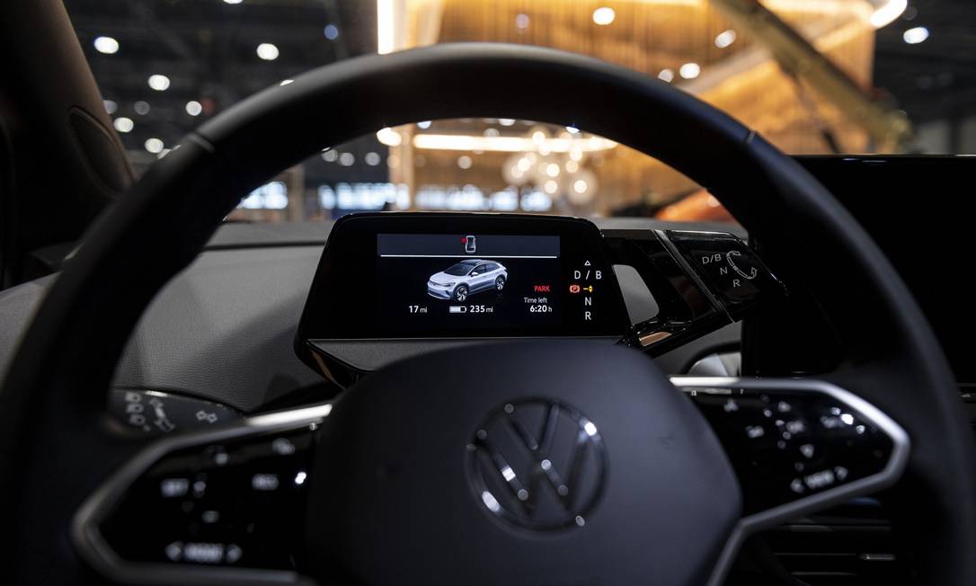 O volante do veículo utilitário esportivo (SUV) Volkswagen ID.4 2022 Foto: Christopher Dilts / Bloomberg