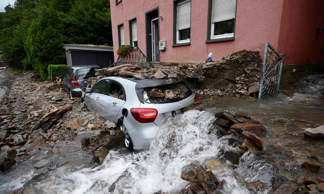 Auto in Hagen mit Trümmern bedeckt.  Mindestens 42 Menschen sind durch starke Regenfälle in Westdeutschland gestorben und Dutzende werden vermisstFoto: INA FASSBENDER / AFP