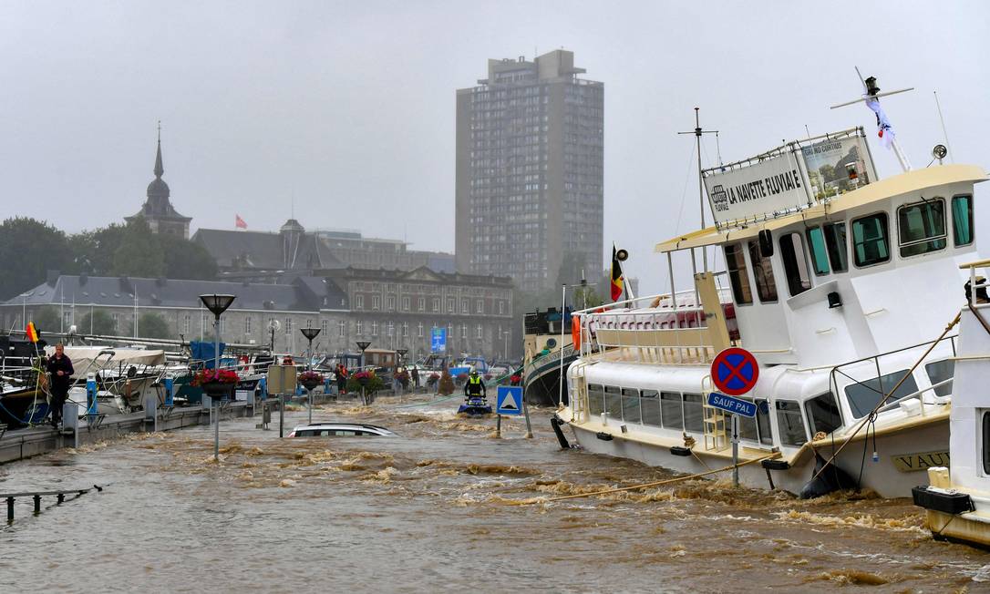 Schiff durch Überschwemmungen in Lüttich, Belgien beschädigt.  Beamte der Stadt gaben den Befehl, Viertel in der Nähe des Maasufers zu evakuieren Foto: BERNARD GILLET / AFP