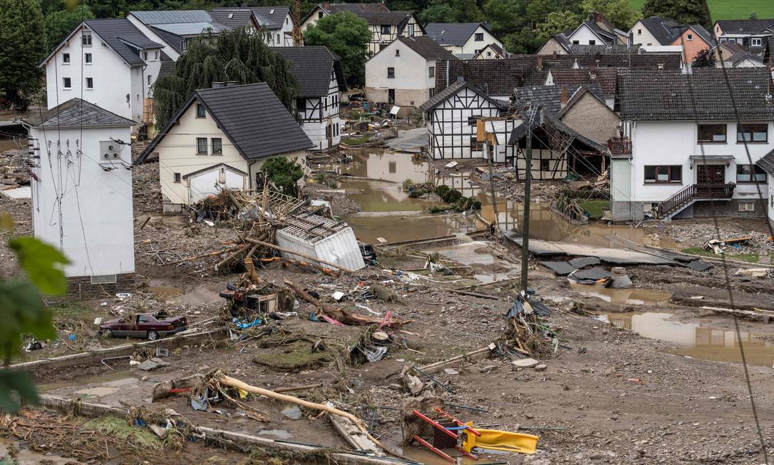 Le case sono crollate e sono state spazzate via nel villaggio di Shold, con molti dispersi e quattro morti accertati.  Foto: BERND LAUTER / AFP