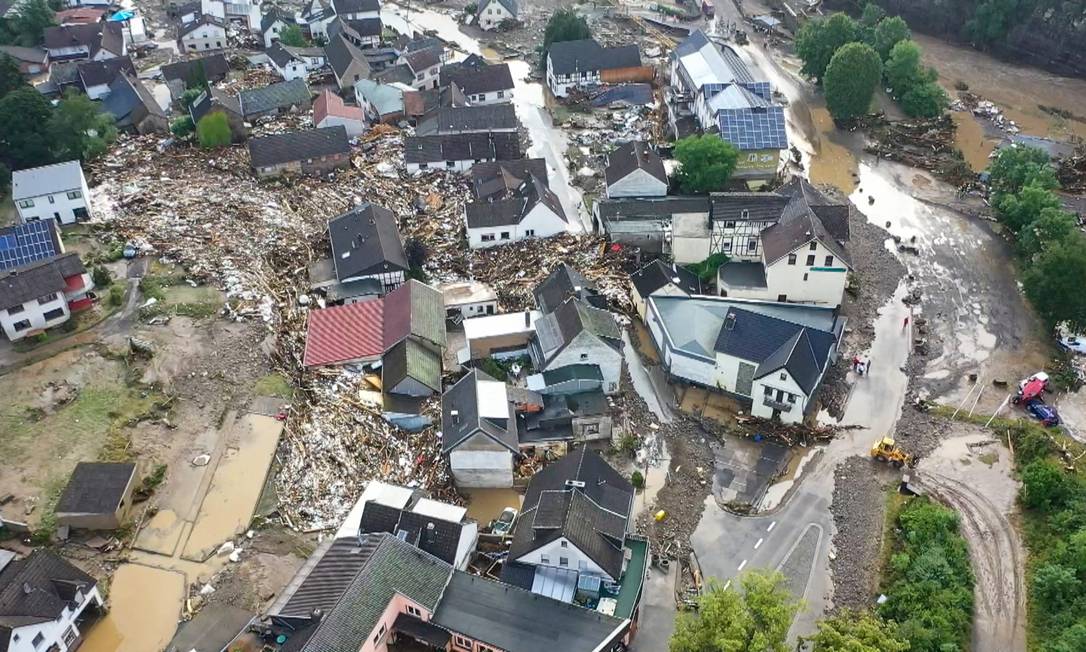 Una panoramica della devastazione causata dall'inondazione del fiume Ahr nel villaggio di Eifel a Schulde, nella Germania occidentale Foto: Christoph Richwin/AFP