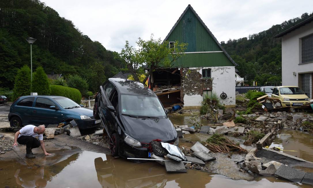 Autos und Häuser nach heftigen Regenfällen und Überschwemmungen in Hagen beschädigt Foto: INA FASSBENDER / AFP