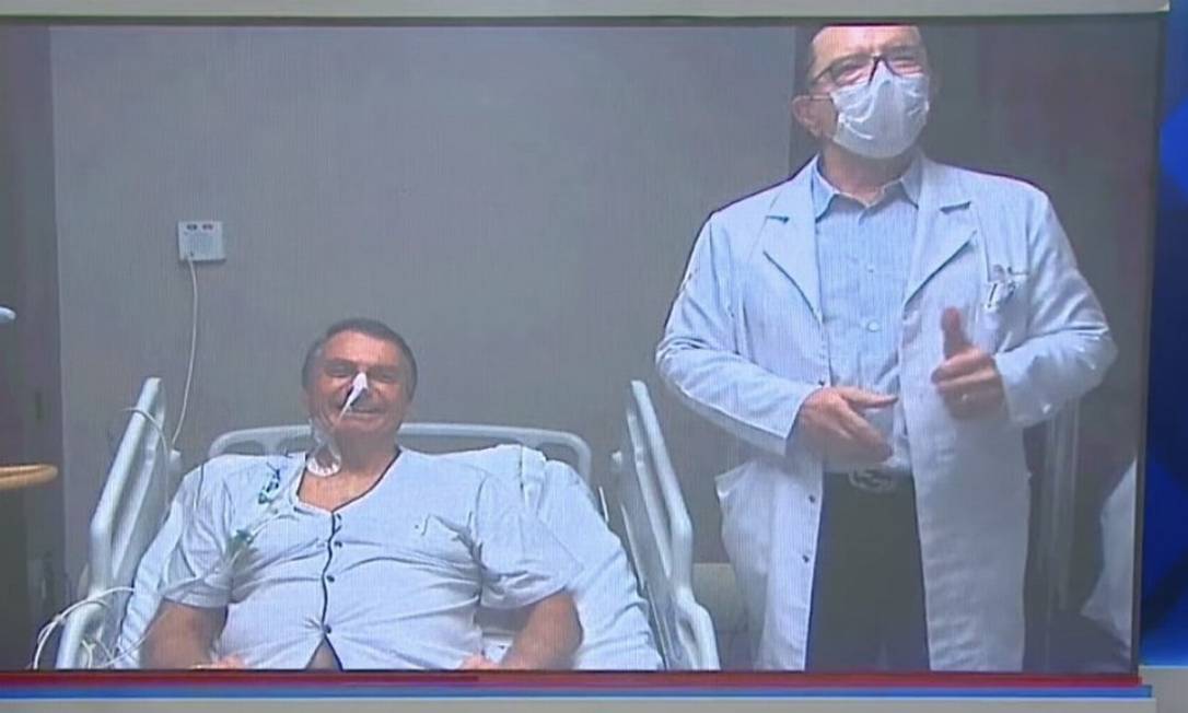 Em leito de hospital, presidente Bolsonaro concede entrevista ao lado de seu médico, Antonio Macedo, em julho de 2021 Foto: Reprodução