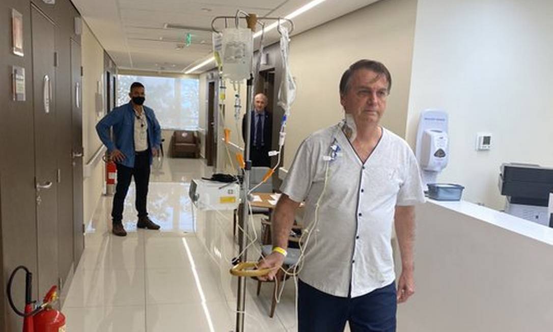 O presidente Jair Bolsonaro caminha em hospital em São Paulo, onde está internado Foto: Reprodução/Twitter