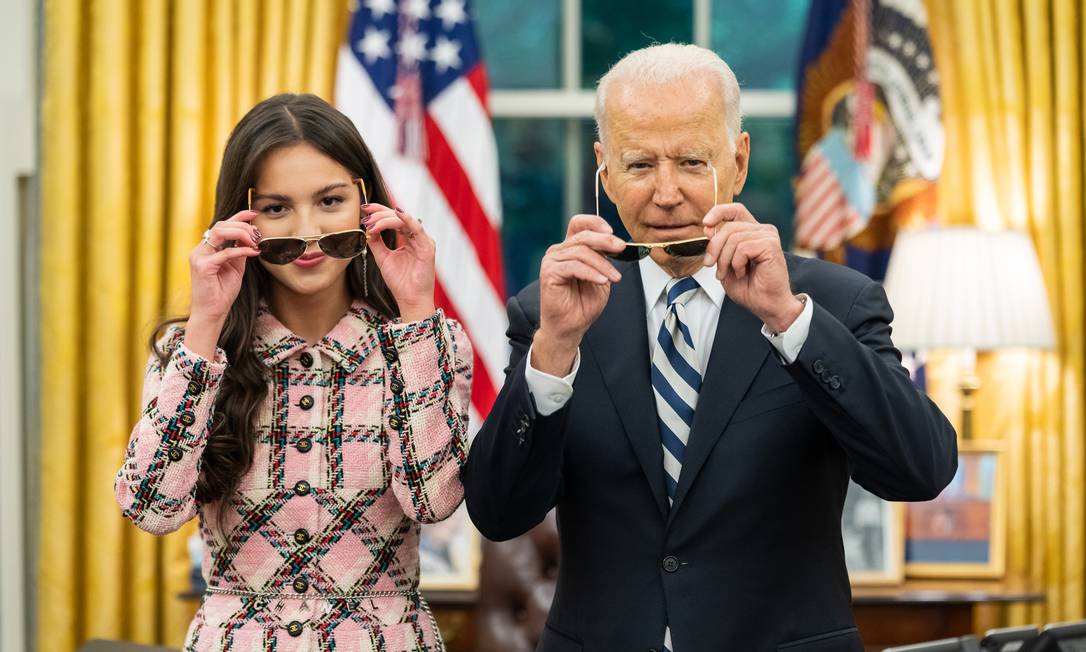 Presidente dos EUA, Joe Biden, com cantora Olivia Rodrigo, no Salão Oval da Casa Branca Foto: Casa Branca / reprodução redes sociais