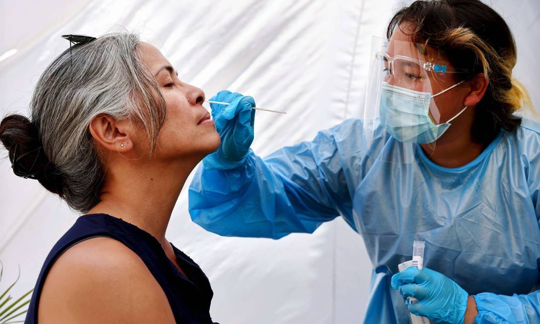 Mulher faz teste para a Covid-19 em clínica na cidade de Los Angeles, na Califórnia Foto: MARIO TAMA / AFP