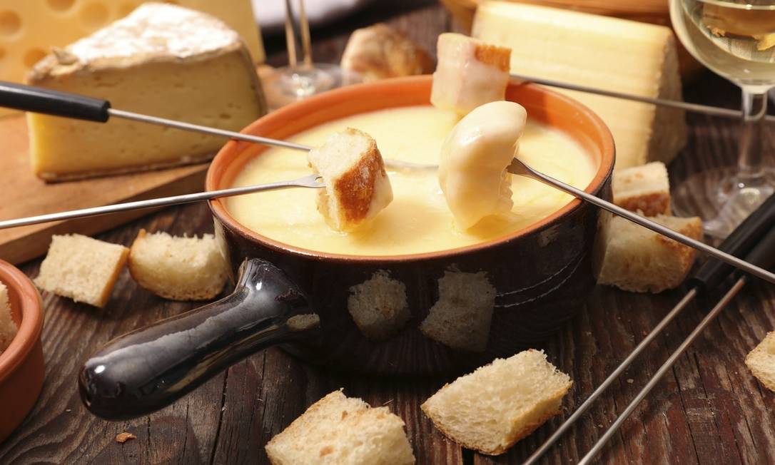 Aconchego. O fondue de queijo da Serra do Vinhos & Bistrô (99176-9972) é acompanhado de cesta com baguete, ciabatta e presunto em cubos (R$ 89) Foto: margouillatphotos / Divulgação/Serrado Vinhos & Bistrô