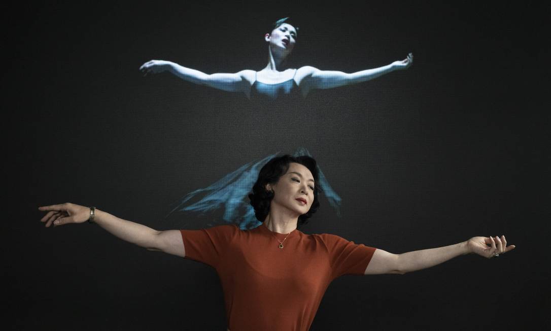 Jin Xing imita imagem dela mesma em estúdio de Shangai, China Foto: GILLES SABRIÉ / NYT/23-06-2021