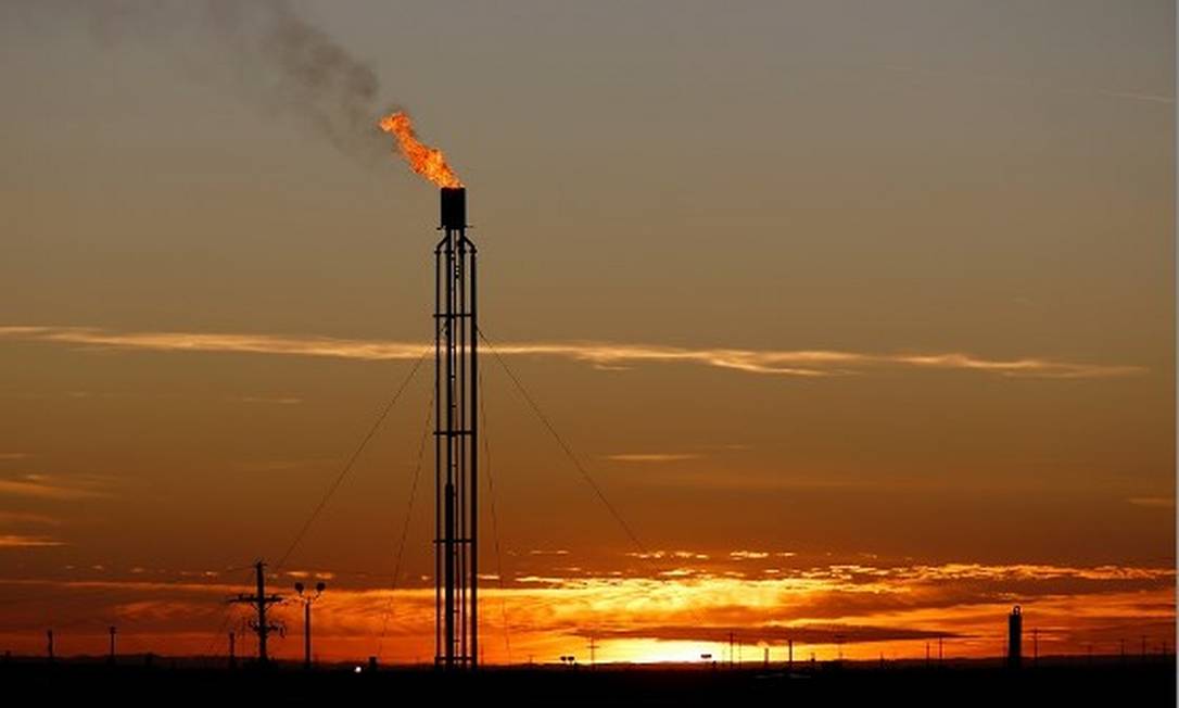 Petróleo chega a superar os US$ 80, o barril, mas desacelera ao longo do dia. Foto: Angus Mordant / Reuters