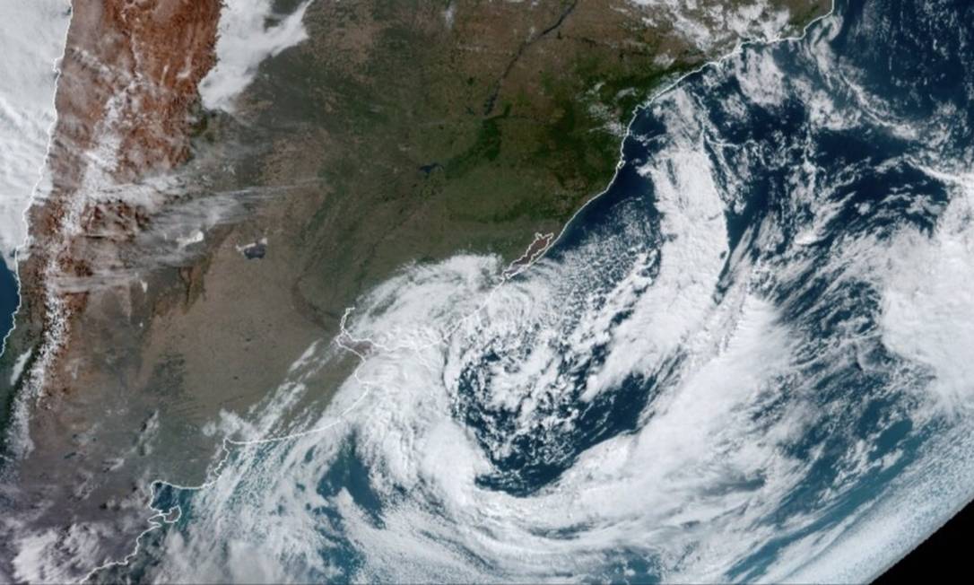 Imagem do GOES-16 mostra ciclone extratropical no Uruguai e no Rio Grande do Sul em 18 de julho de 2021 Foto: NOAA/NESDIS