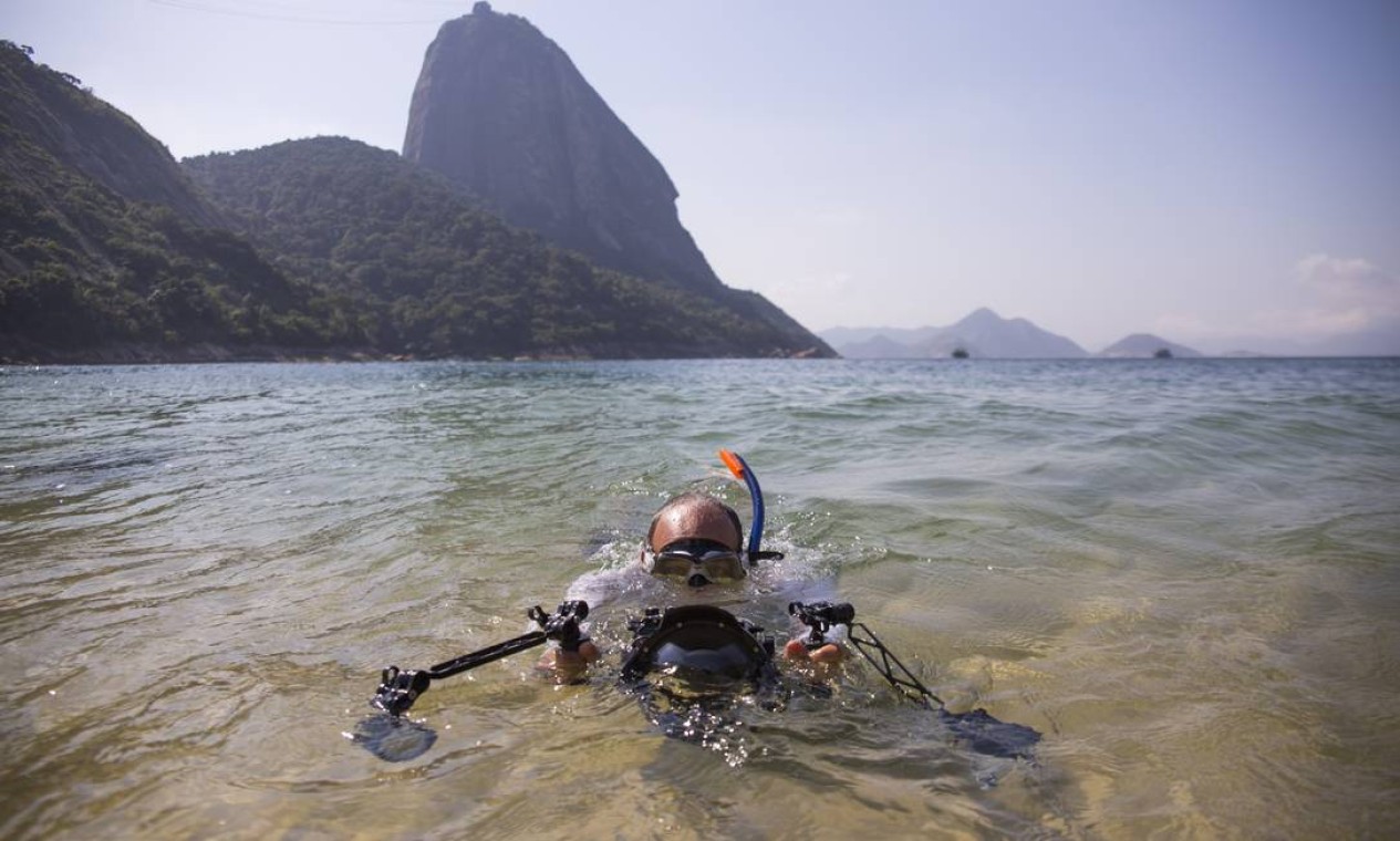 Caio Salles realizando mergulho na Praia Vermelha Foto: Maria Isabel Oliveira / Agência O Globo
