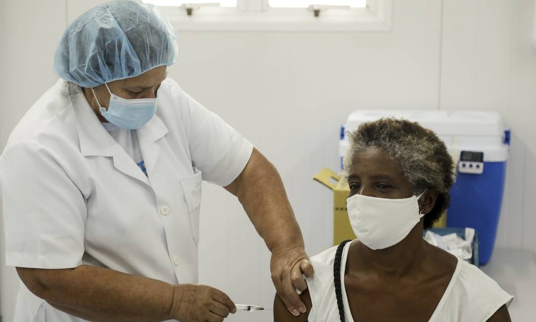 Vacina da AstraZeneca é apliaca em Santa Cruz, no Rio de Janeiro Foto: Gabriel de Paiva/Agência O Globo/07-06-2021
