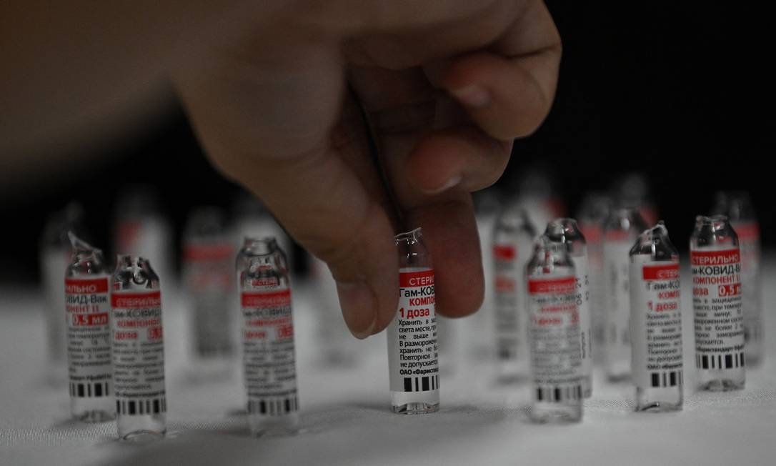 Frascos da vacina Sputnik V Foto: TED ALJIBE/AFP/15-7-2021