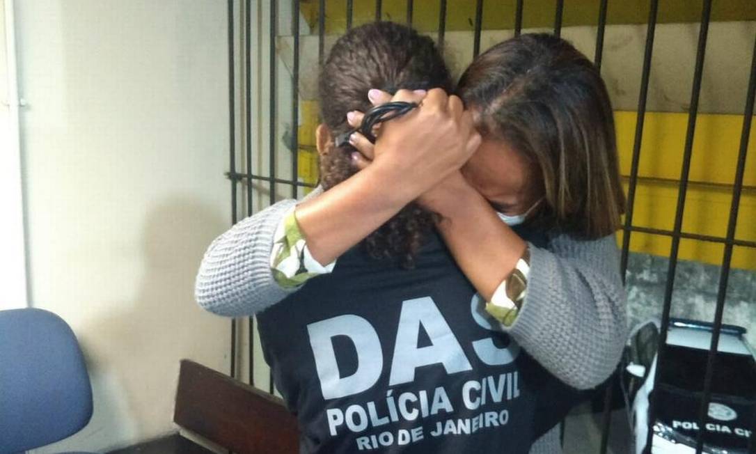 A emoção da vítima (com a camisa da DAS) após ser libertada e abraçar a mãe Foto: Reprodução