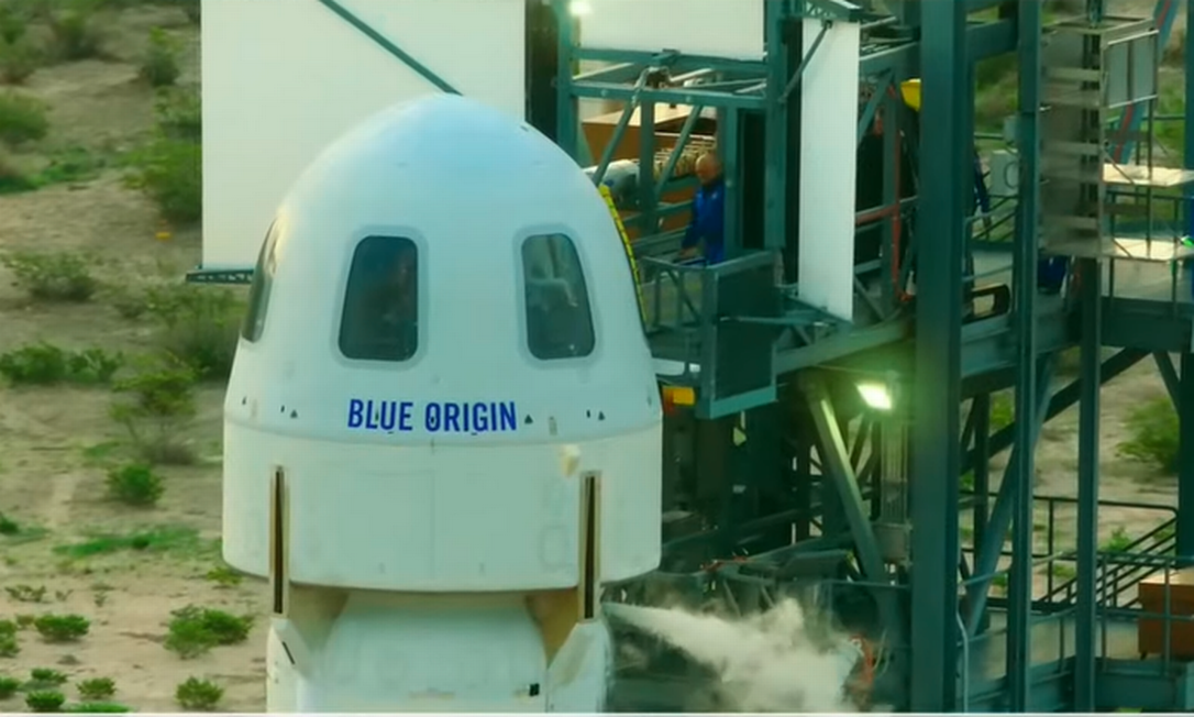 Jeff Bezos se prepara para entrar na cápsula da New Shepard Foto: Reprodução/Blue Origin