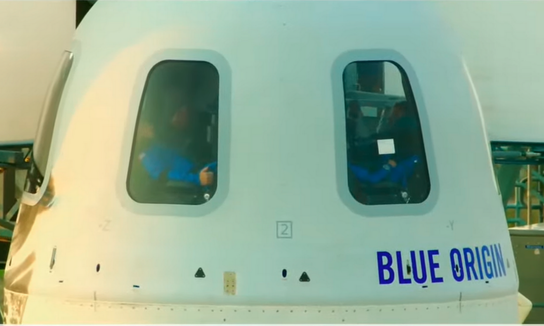 Às 09h40, os quatro tripulantes aguardam o lançamento do foguete em seus assentos Foto: Reprodução/Blue Origin