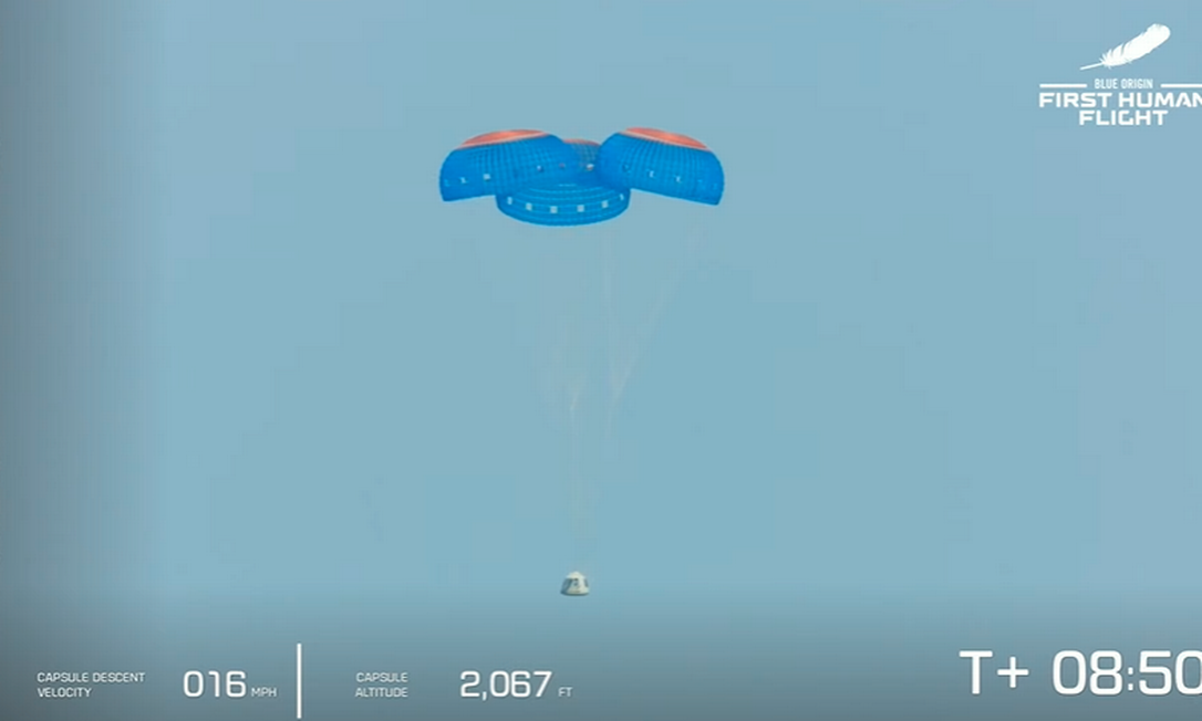 Cápsula abre três paraquedas para amortecer queda Foto: Reprodução/Blue Origin