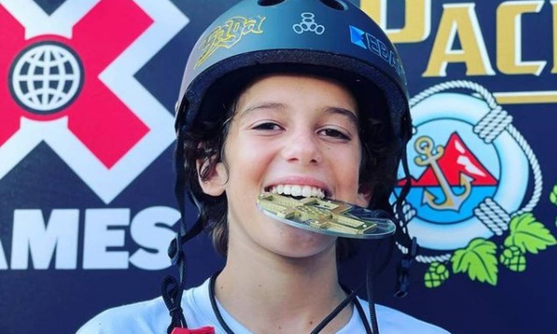 Gui Khury, de 12 anos, com a medalha de ouro conquistada nos X-Games: skatista brasileiro fez manobra inédita Foto: Reprodução