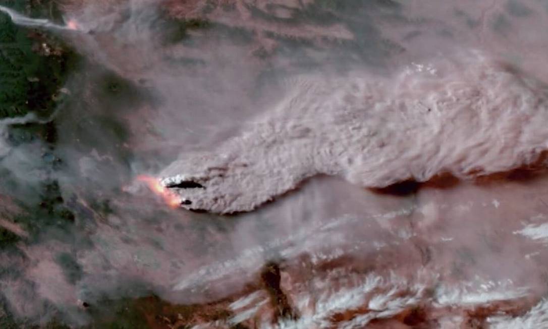 Uma imagem de satélite do incêndio de Bootleg queimando em Oregon na semana passada Foto: Centro de Voo Espacial da NASA
