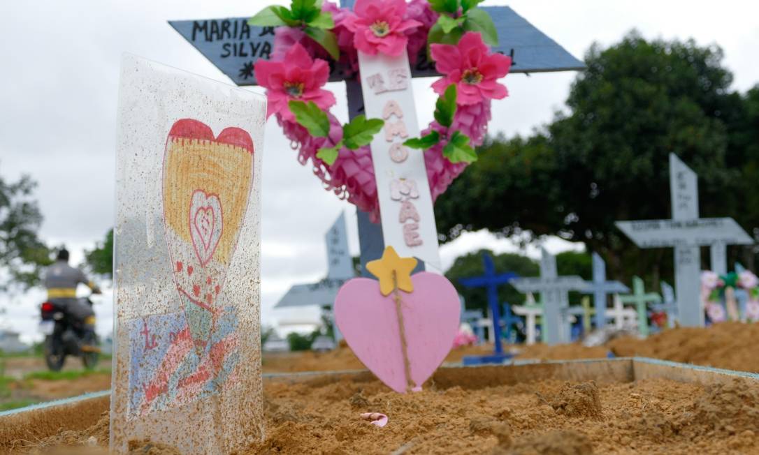 Em Manaus, filho deixa homenagem no túmulo da mãe morta pela Covid-19 Foto: Fotoarena
