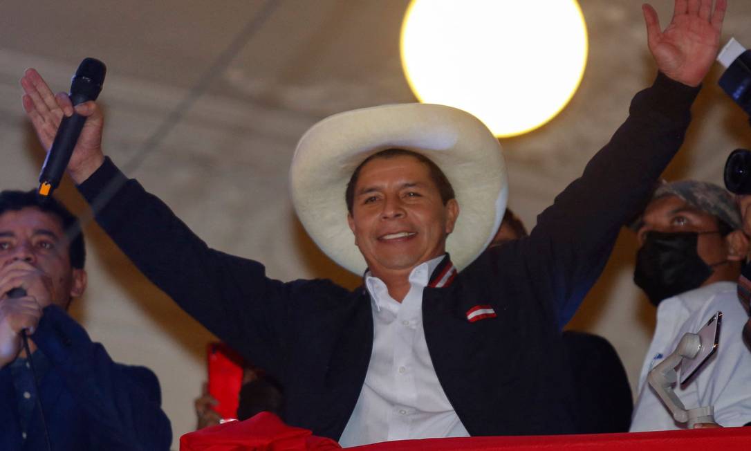 Após proclamação oficial, Pedro Castillo comemora vitória na sede do seu partido, o Peru Livre Foto: GIAN MASKO / AFP