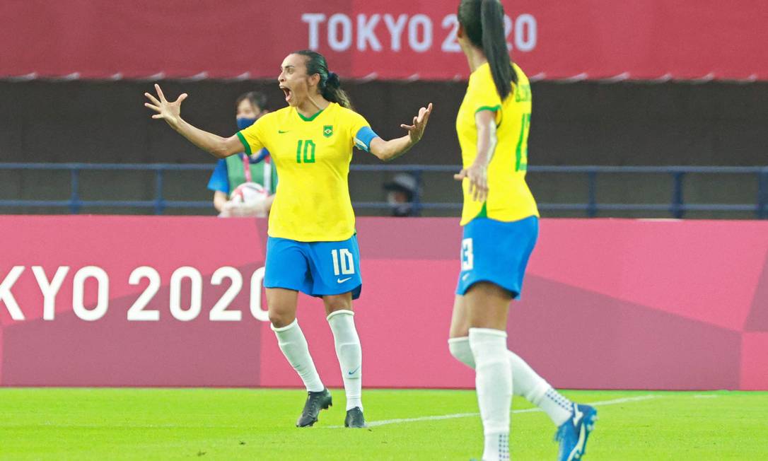 Marta comemora o segundo gol do Brasil na goleada sobre a China Foto: KOHEI CHIBAGARA / AFP