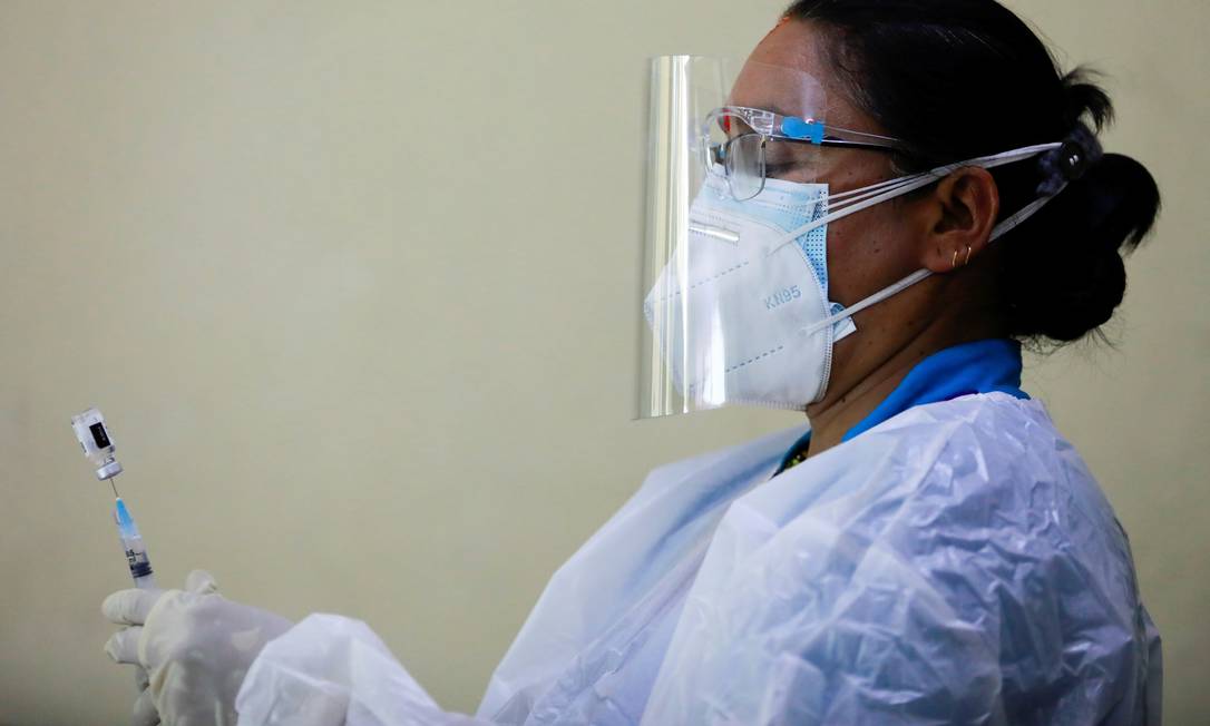 Profissional de saúde prepara uma dose de vacina da Johnson & Johnson Foto: NAVESH CHITRAKAR / REUTERS
