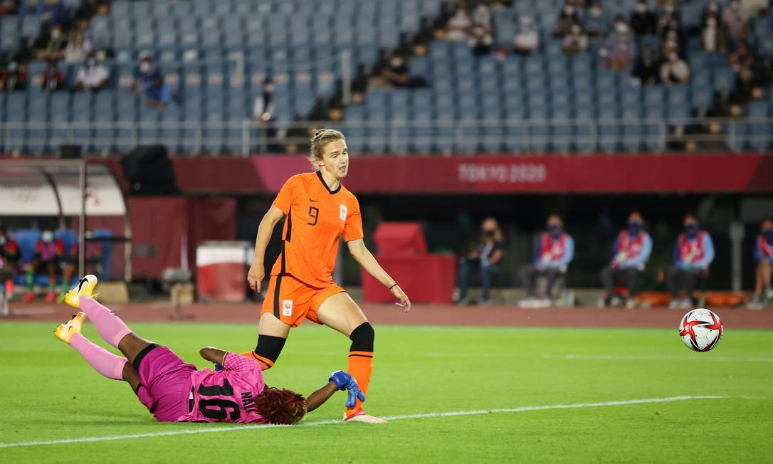 Vivianne Miedema, da Holanda, marca o primeiro gol dela na goleada sobre a Zâmbia Foto: MOLLY DARLINGTON / REUTERS