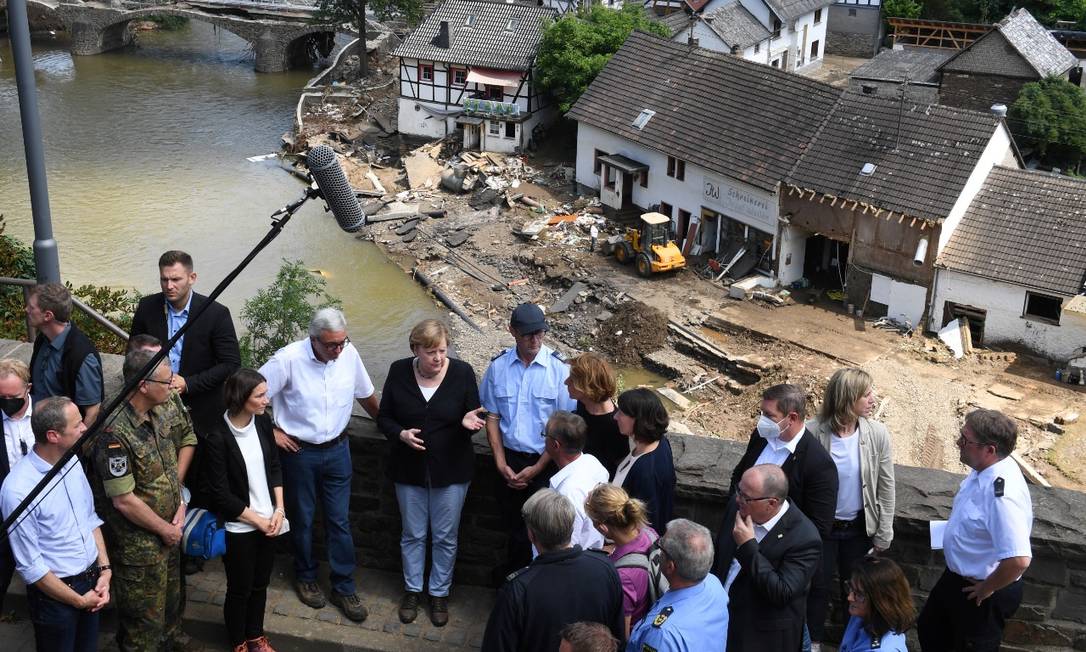 Angela Merkel visitou os locais afetados pela enchente e anunciou a liberaçao de um fundo de 400 milhões de euros para ajudar a reparar os danos e contribuir com as famílias atingidas Foto: AFP