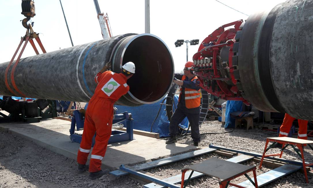 Operários trabalham na construção do gasoduto Nord Stream 2, na região de Leningrado, Rússia Foto: Anton Vaganov / REUTERS/05-06-2019