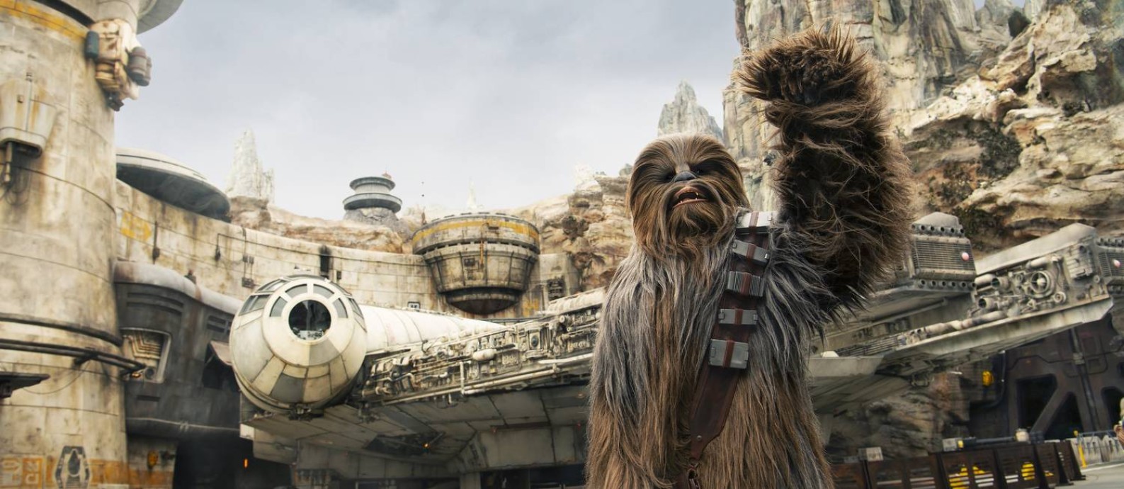 O personagem Chewbacca recebe os visitantes na Star Wars Galaxy's Edge, área inspirada nos filmes da fraquia, no parque Hollywood Studios, no Walt Disney World, na Flórida Foto: Divulgação