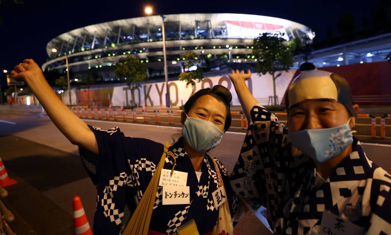 Abertura das Olimpíadas tem estádio vazio e protestos do lado de fora