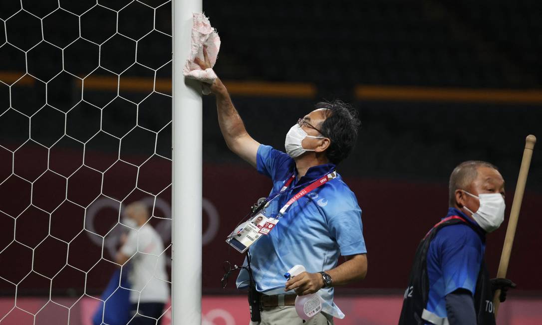 Funcionário desinfeta trave do Sapporo Dome Foto: ASANO IKKO / AFP